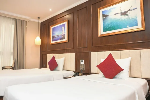 غرفة ديلوكس بسريرين منفصلين بحوض استحمام، Golden Lotus Luxury Hotel Da Nang 2/8
