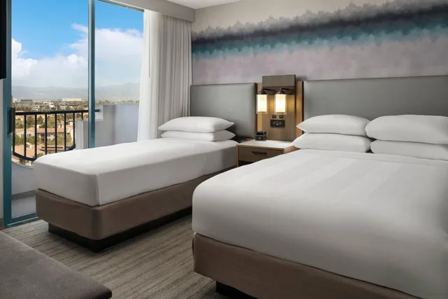 غرفة بسريرين منفصلين مع أريكة، Costa Mesa Marriott 1/6