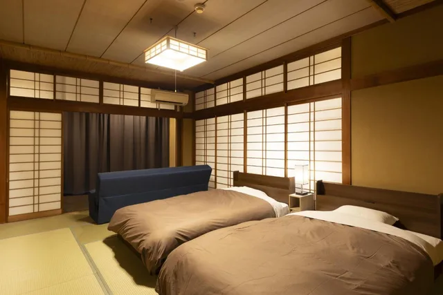 غرفة داخلية يابانية قياسية بسريرين منفصلين بحوض استحمام، Ooedo Onsen Monogatari Premium Kaga Maruya 1/1