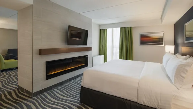 جناح بسرير كينج مع أريكة بمنطقة جلوس بمطبخ، Birchwood Inn, BW Premier Collection 2/4
