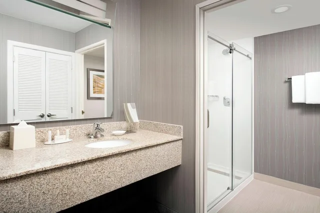 جناح بسرير كينج بغرفة نوم واحدة مع أريكة لذوي الإعاقة، Courtyard Portland Hillsboro 2/2