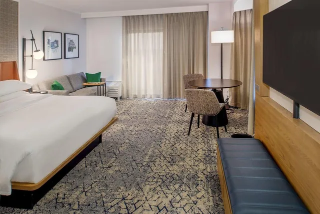 غرفة تنفيذية كبيرة ركنية بسرير كينج مع أريكة مع دخول صالة النادي، Sheraton Westport Plaza Hotel St. Louis 1/4