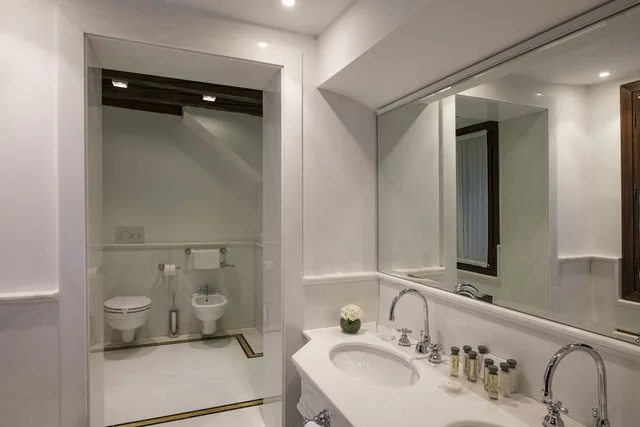 جناح تنفيذي بسرير مزدوج بإطلالة على القناة مع أريكة، Nani Mocenigo Palace 4/8