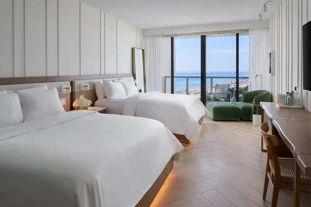 غرفة سوبيريور بسريرين كوين بإطلالة على البحر بشرفة لذوي الإعاقة، W South Beach Hotel 3/4