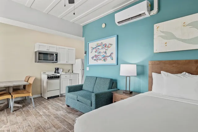 1 Bedroom, Suite, 3 Double Beds, Beach Front، Sandpiper Beacon Beach Resort 2/4