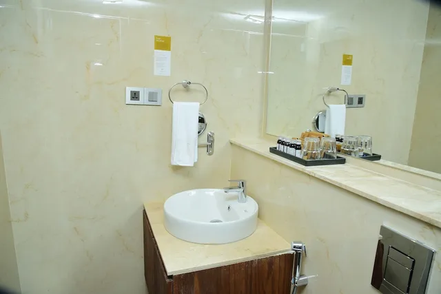 جناح بريميير بسريرين كينج بغرفتي نوم، Lazdana Hotel Bangalore 4/4
