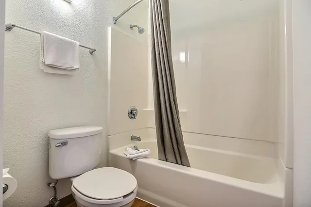 غرفة قياسية بسريرين كوين، Motel6 Oakland, CA - Embarcadero 4/8