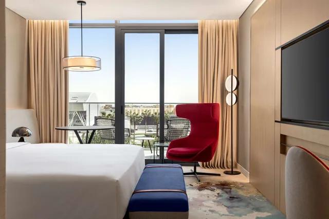 غرفة تنفيذية بشرفة مع دخول الصالة، فندق راديسون بلو مركز الرياض للمؤتمرات والمعارض(Radisson Blu Hotel Riyadh Convention & Exhibition Center) 4/10