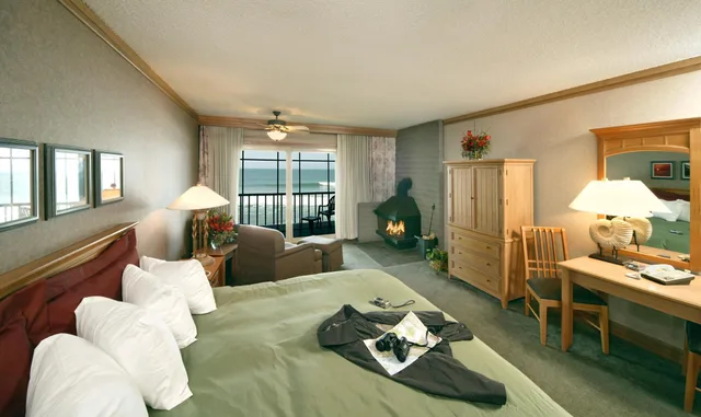 Deluxe, King Bed, Ocean View, Cavalier Oceanfront Resort 1/2