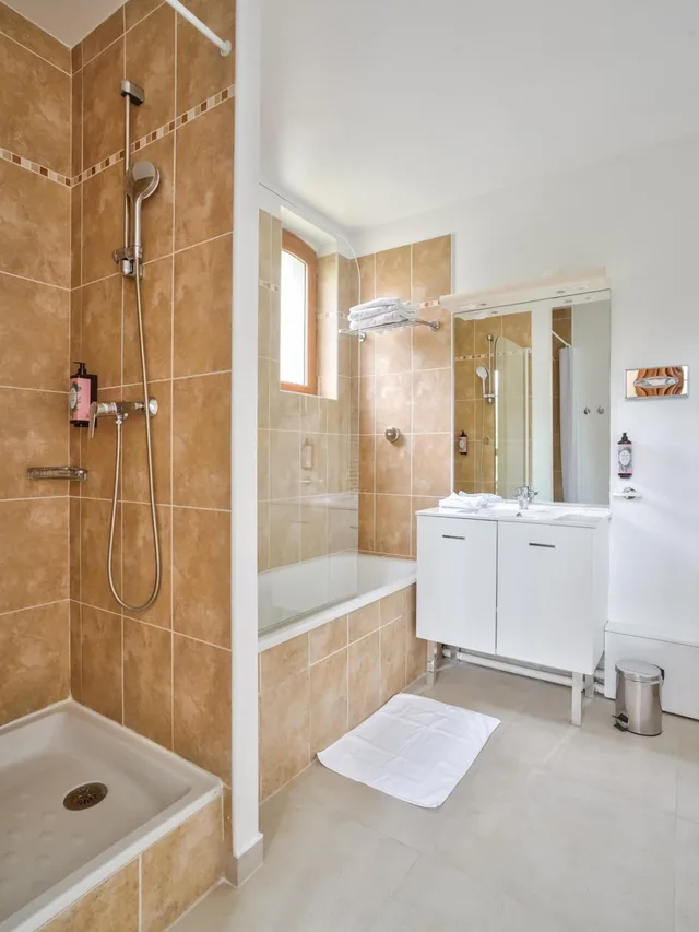 شقة بسرير كوين بغرفة نوم واحدة مع أريكة، Residhome Bures La Guyonnerie 5/6