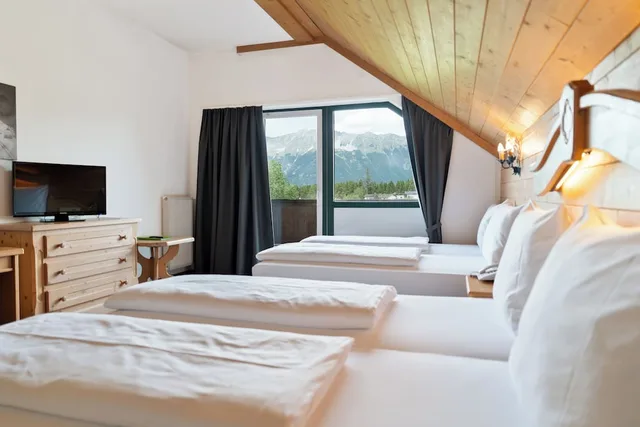 غرفة قياسية رباعية بإطلالة على الجبل بشرفة، Gruberhof Hotel 2/10
