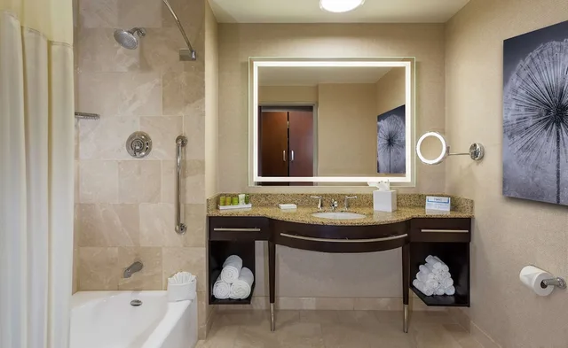 غرفة تنفيذية بسريرين كوين مع دخول الصالة لذوي الإعاقة، Hilton Americas Houston 3/3