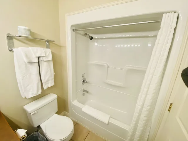 غرفة بسرير كينج بمطبخ صغير، Super 8 by Wyndham Castlegar BC 4/8