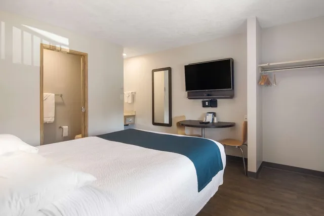 غرفة قياسية بسرير كوين بمطبخ، Motel6 Saanichton, BC - Victoria Airport 1/10