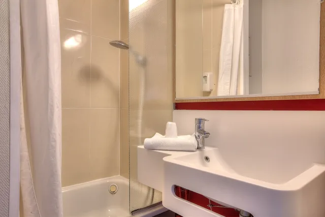 غرفة ثلاثية بسرير مزدوج وسرير فردي، B&B Hotel Villeneuve Loubet Village 2/2