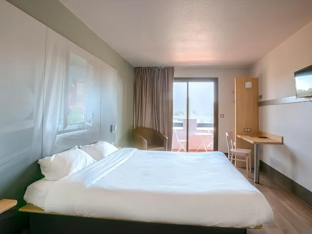 غرفة كومفورت بسرير كوين، B&B Hotel Villeneuve Loubet Village 1/9