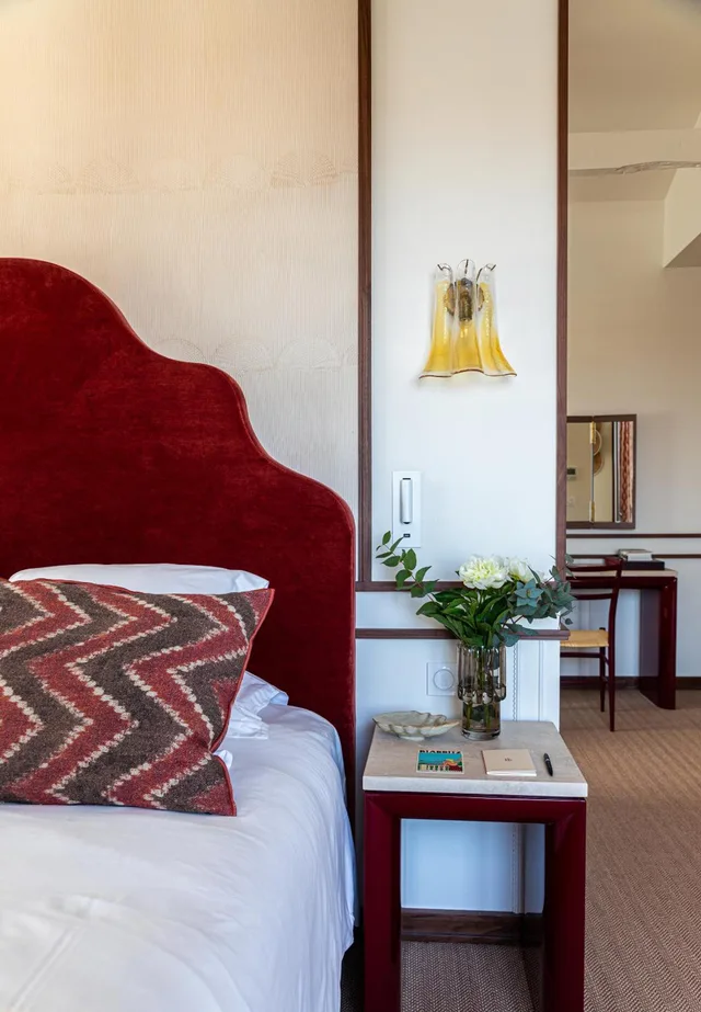 جناح جونيور، Hotel de Silhouette 3/7