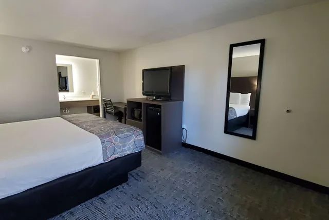 غرفة بسرير كوين لذوي الإعاقة، Days Inn and Suites by Wyndham Charleston Airport West 1/3