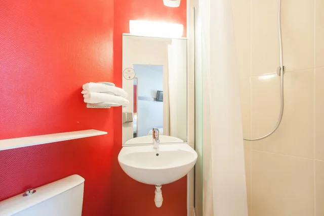 غرفة بسريرين منفصلين، B&B Hotel Lyon Saint Bonnet Mid Plaine 5/5