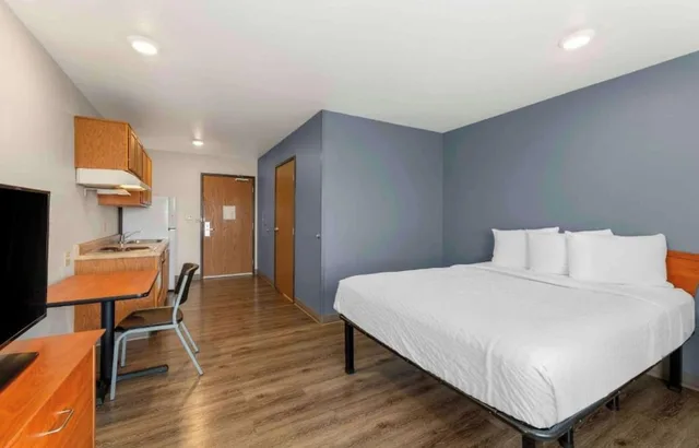 غرفة بسرير كينج لغير المدخنين بمطبخ، Studio 6 Extended Stay Fishkill Westage Center NY 1/10
