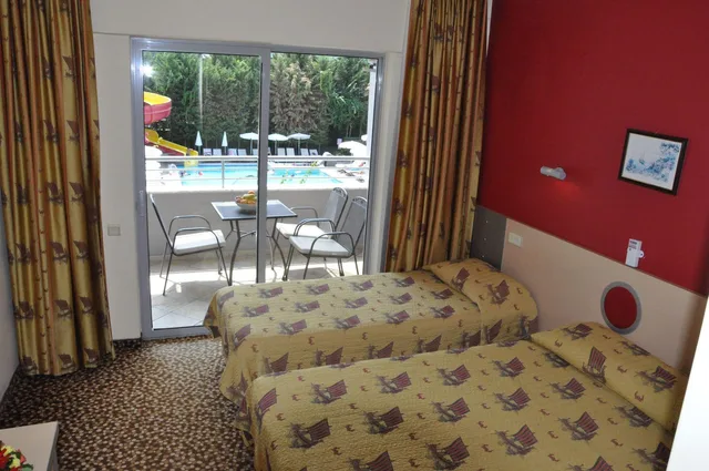 غرفة بسرير مزدوج بإطلالة على المسبح، Grand Viking Hotel 1/1