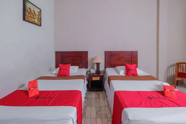 غرفة ديلوكس بسريرين منفصلين، RedDoorz Plus near UIN Banjarmasin 2/3