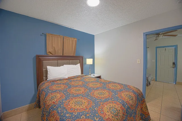 غرفة بسرير كوين بمطبخ صغير، Aladdin Motel By OYO Merritt Island 3/9