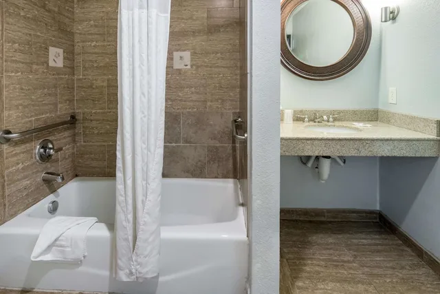 Deluxe, King Bed, Accessible, Baymont by Wyndham Mineral Wells 7/8