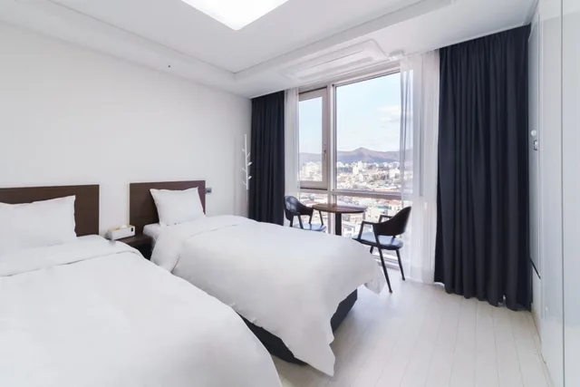 Standard Twin, The Venezia Suite Hotel 1/3