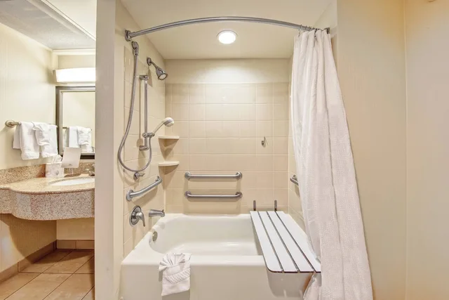 غرفة بسريرين كوين، Courtyard by Marriott Kansas City Country Club Plaza 3/6