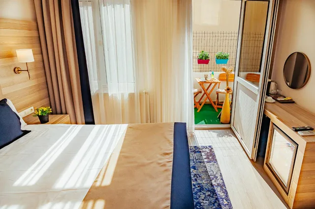 غرفة بسرير كينج بشرفة، Comfort Beige Hotel 5/9