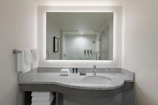 Room, King Bed, Harbour View, Club Floor, Accessible، Renaissance Boston Waterfront Hotel 9/10