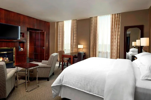 1 Bedroom, Presidential, Prince, Suite, King Bed, Island View, Sofa, Club Floor, Top Floor، Sheraton Suites Calgary Eau Claire 1/1