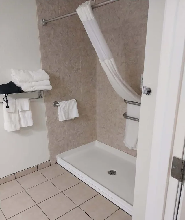 غرفة بسرير كينج لذوي الإعاقة، Country Inn & Suites by Radisson, Platteville, WI 3/4
