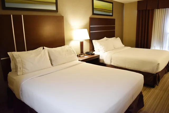 غرفة قياسية بسرير كينج وسريرين كوين، HOLIDAY INN EXPRESS GOLDEN KICKING HORSE 5/6