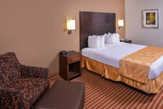 غرفة بسرير كينج، Americas Best Value Inn & Suites Bastrop 2/3