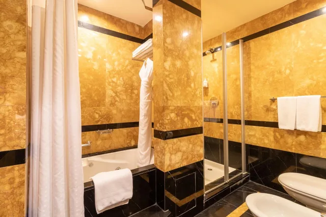 جناح بسرير كينج بإطلالة على المسبح بغرفة نوم واحدة مع دخول الصالة، Holiday Inn Kuwait 4/4