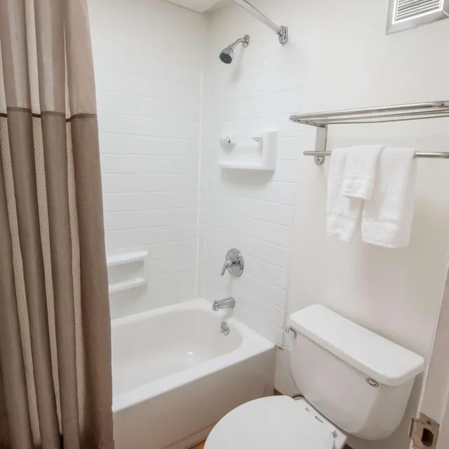 2 Queen Beds - Mobility Accessible Tub Nsmk، Motel6 Colorado Springs, CO - Air Force Academy 7/9