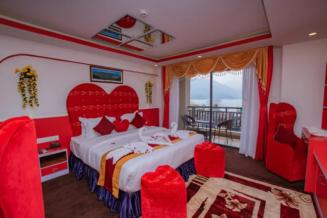 جناح شهر العسل بسرير كوين مع أريكة بجاكوزي، Pokhara Village Resort 1/3