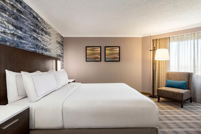 Room, King Bed, Embassy Suites by Hilton Kansas City Overland Park 1/3