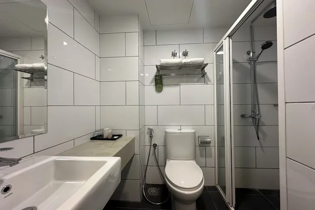 غرفة ديلوكس بسريرين منفصلين بشرفة، OYO Townhouse, Selayang formerly RHR Hotel 6/6