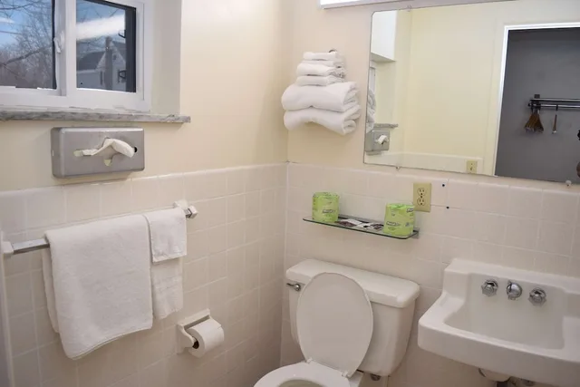 غرفة بسرير كوين بحوض استحمام، Knights Inn Oswego East 10/10