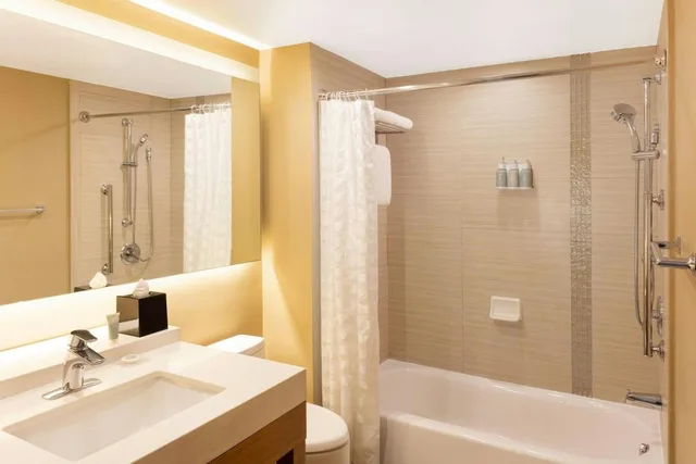 غرفة بريميوم ديلوكس بسريرين كوين بإطلالة على المرسى بشرفة مع أريكة، Courtyard by Marriott La Paz Baja California Sur 3/4
