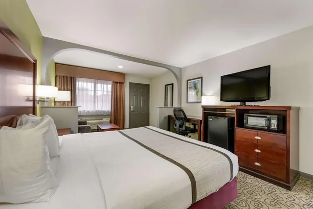 غرفة بسرير كينج للمدخنين، Surestay Hotel By Best Western Deer Park 1/10