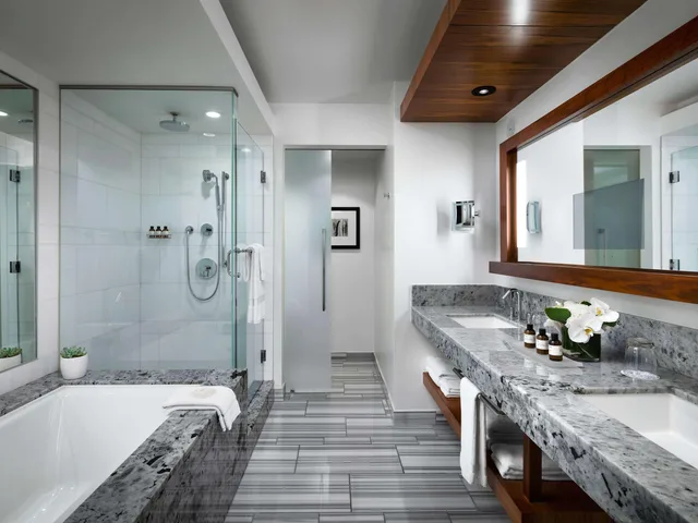جناح سيغنتشر بسرير كينج بإطلالة على المرفأ، Fairmont Pacific Rim 4/4