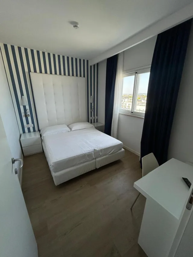 جناح، Hotel Fedora 3/6