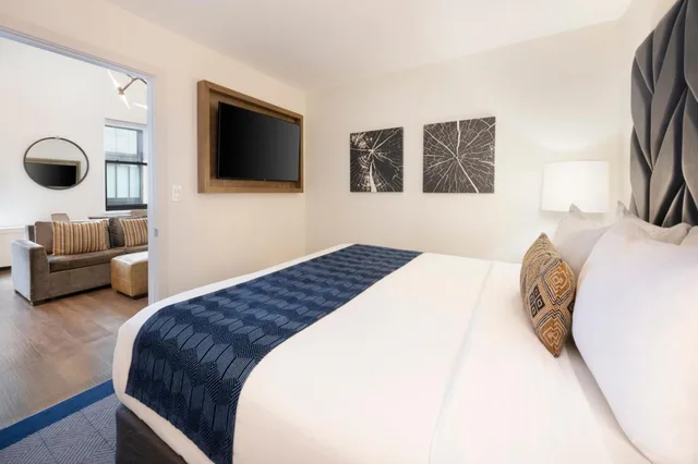 جناح بسرير كينج بغرفة نوم واحدة مع أريكة، Hotel Indigo Boston Garden 1/4