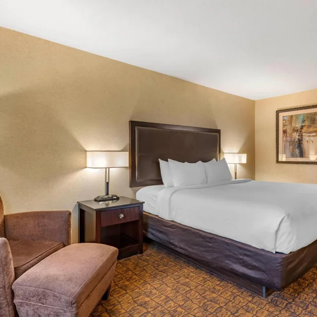 غرفة بسرير كينج بحوض استحمام لذوي الإعاقة، Lloyd Hotel Astoria Bayfront, Ascend Hotel Collection, OR 1/10