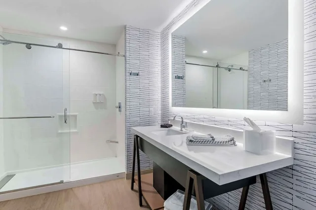 غرفة بسرير كينج مع أريكة، Cambria Hotel Austin Downtown 3/4