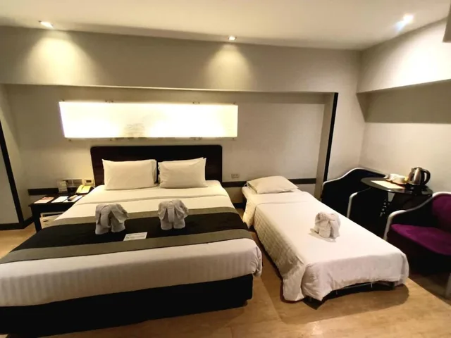 غرفة كلاسيكية سوبيريور بسرير كينج وسرير فردي مع سرير إضافي، Nouvo City Hotel 2/5